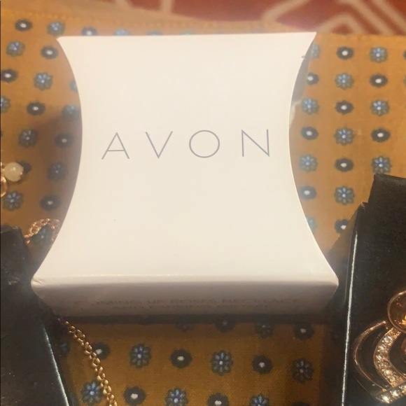 👑 Avon Roses Necklace and Earring Set - Picture 3 of 5